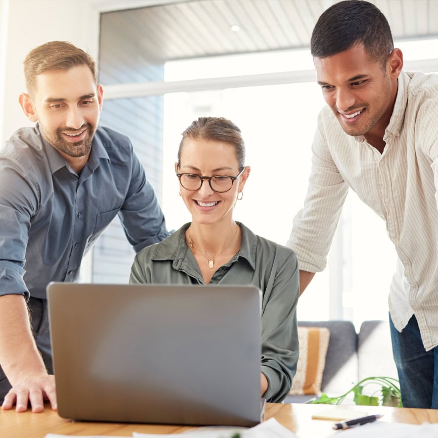 equipo de marketing 3 personas y un ordenador