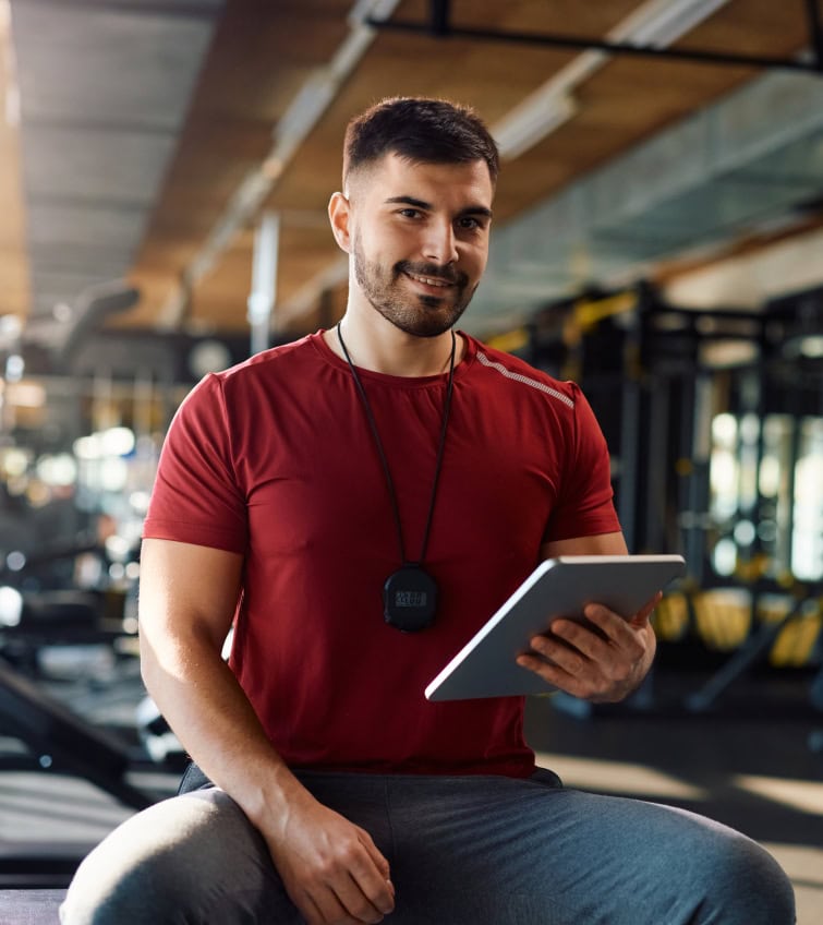 Gestor en un gimnasio controlando la información con IA Anna en un iPad