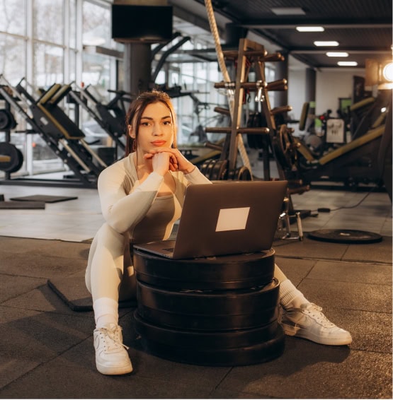 mujer en gimnasio con ordenador