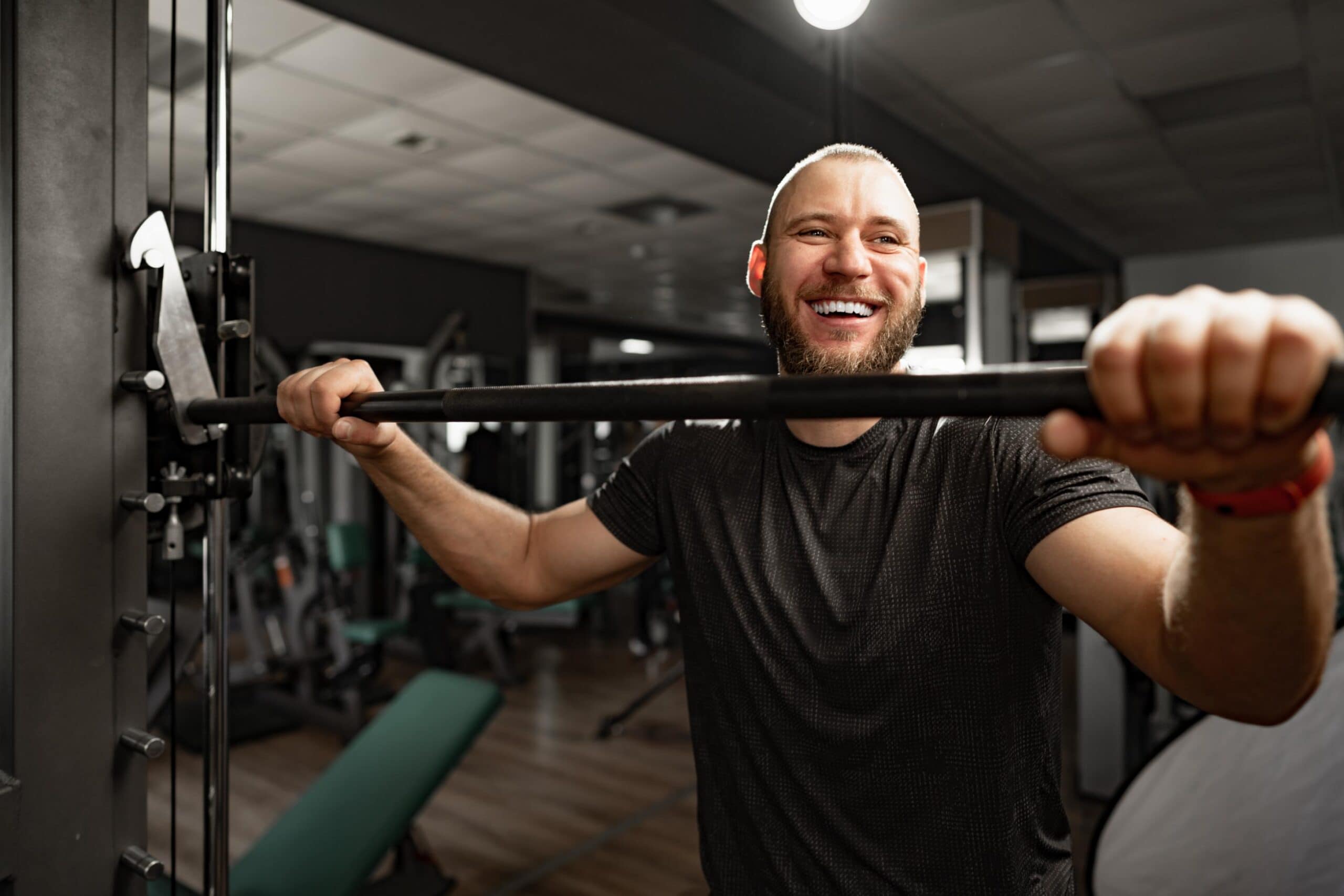 Miembro de gimnasio riendo de satisfacción